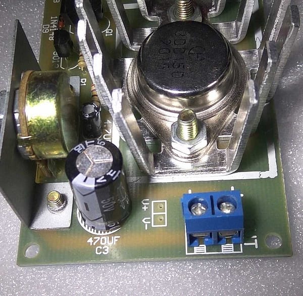 Fonte ajustável 30v 2a com transistor 3dd15d kit para montar