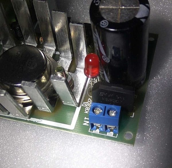 Fonte ajustável 30v 2a com transistor 3dd15d kit para montar